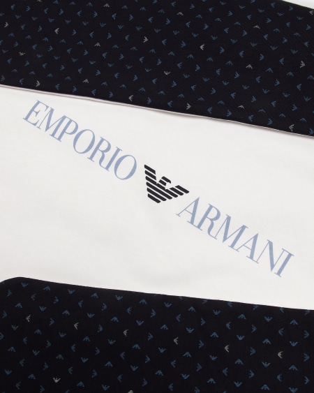 Armani Manta reversible con logotipo y estampado de águilas con efecto óptico 2025