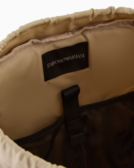 Armani Mochila de nailon con cincha y detalle de cuerda cruzada Tienda
