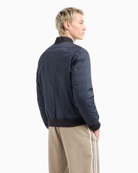 Armani Chaqueta de plumas reversible con cuello bomber de tejido jacquard de nailon con inscripción integral Promoción trimestral