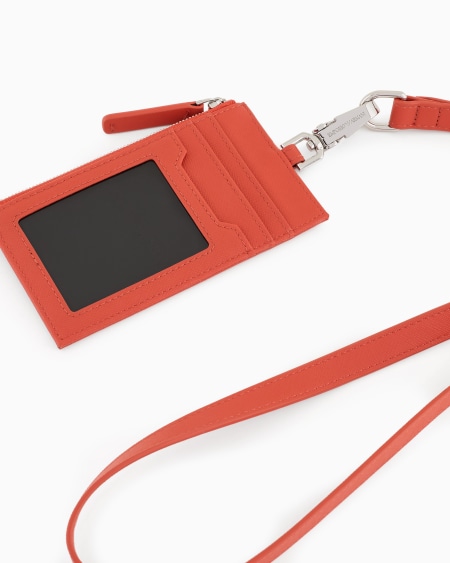 Armani Tarjetero con bandolera en piel saffiano regenerada ASV 2025