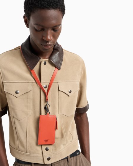 Armani Tarjetero con bandolera en piel saffiano regenerada ASV 2025
