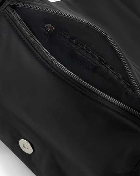 Armani Bolso bandolera en nailon reciclado con placa de águila ASV Precios de Black Friday