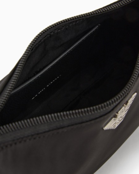 Armani Bolso baguette en nailon reciclado con placa de águila ASV En oferta